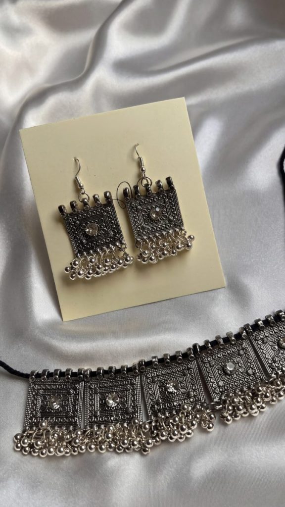 Oxidized pendant choker necklace for the neckline sweetheart